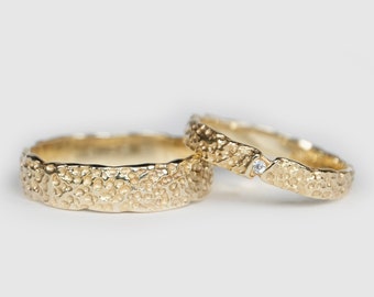 Conjunto de alianças de casamento facetadas texturizadas ásperas de ouro 14k, conjunto de alianças de casamento dele e dela em estilo martelado