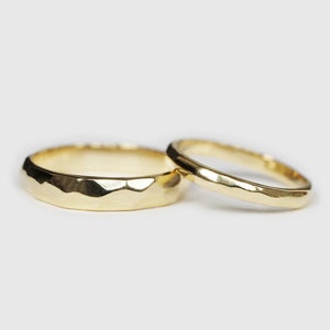 Perfekte Gehämmerte Bands, Seine und Ihre Eheringe, Wedding Band Set, Einfache Band, Einzigartige Band, Gehämmerte Bands aus Massivgold. Ehering Set