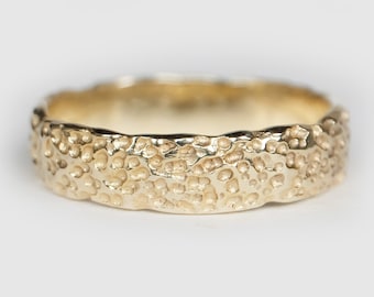 Alianza de boda texturizada martillada hecha a mano en oro de 14 quilates