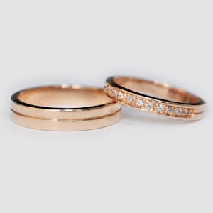モダンな刻印入りゴールドカップル結婚指輪セット、彼と彼女のバンド