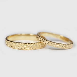 Solid Gold Textured Ehering Set , Seine und Sie Gehämmerte Ehering Set , 14K Gold Rustikal Ehering Set , Paar Ehering , Bands