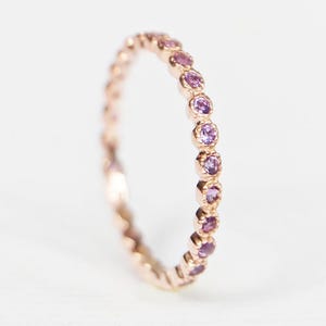 Anillo de eternidad con amatista en oro rosa de 14 k, delicado anillo de amatista, anillo apilable con piedra preciosa morada, anillo con piedra natal de febrero, alianza de boda