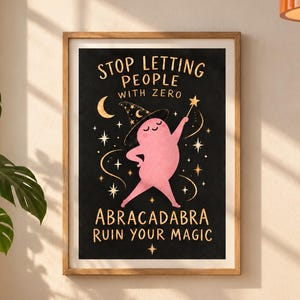 Roligt abracadabra-citattryck | Udda väggkonst | Häxig väggdekoration | Nyckfull rosa konst | Motiverande magisk affisch | Digital nedladdning