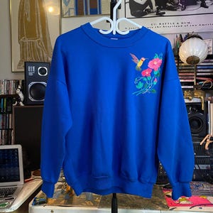 Vintage Embroidered crewneck flowers & hummingbird - size S