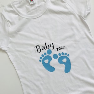 Imagen de planchado: Baby 2022 Bürgelbild para la camiseta del embarazo, pies de bebé