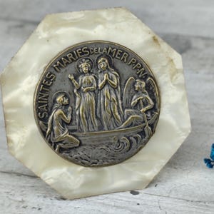 Rara placa de altar ex Vito saintes maries de la mer rogai por nós em madrepérola, medalhão saintes maries de la mer por tschudin