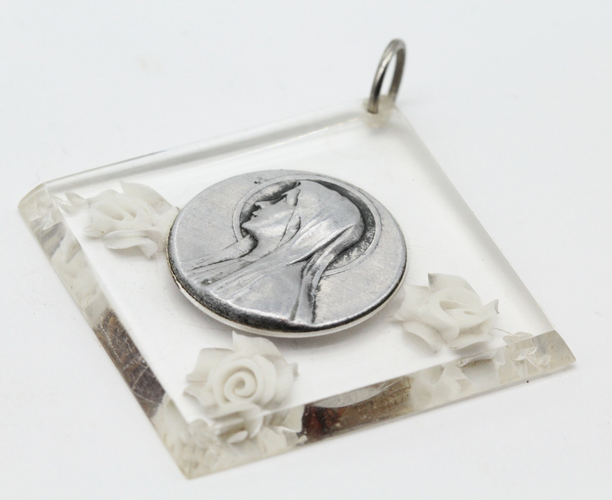 Rare Grande Médaille Vierge en Lucite