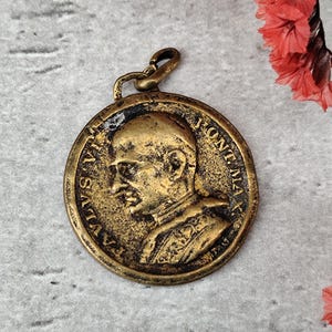 Rara medalha religiosa antiga do Papa Paulo VI e Nossa Senhora do Perpétuo Socorro em latão.
