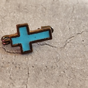 Blå emaljbrosch i korsform