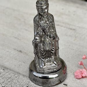 Rara statua antica in metallo della Vergine Maria di Montserrat