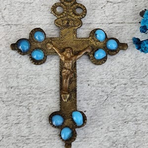 Seltenes antikes Missions-Souvenir-Kruzifix-Kreuz mit kleinen blauen Perlen