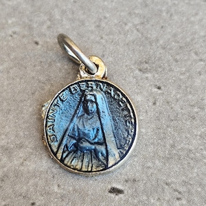 Medalha religiosa antiga azul de Santa Bernadette Soubirous, lembrança de Bartres.