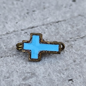 Blå emaljbrosch i korsform