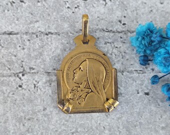 Zeldzame antieke religieuze medaille van Sint Thérèse van Lisieux, verguld.