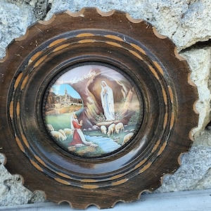 Französischer Vintage religiöser Rahmen aus gebogenem Glas und Holz Lourdes Souvenir Jungfrau Maria St-Bernadette