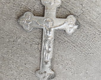 Cruz de comunión antigua – Colgante de crucifijo de metal plateado, principios del siglo XX.