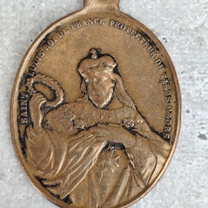 Rare antique religious medal of Saint Louis of France, protector of the Third Order, and Saint Francis of Assisi in bronze