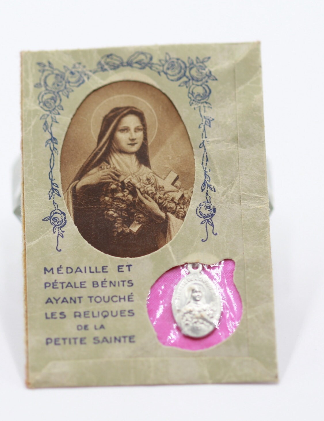 Médaille et Pétale Bénits Ayant Touché Les Reliques de Sainte Thérèse