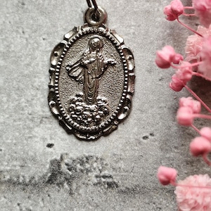 médaille medugorje vierge marie ou reine de la paix de couleur argent