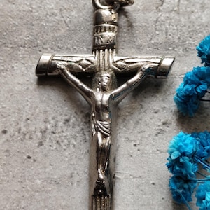 silberfarbener religiöser Kreuzanhänger