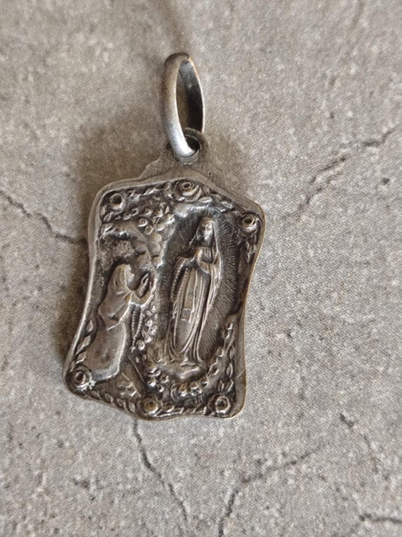 Médaille Religieuse Argent Notre Dame De Lourdes Art Déco – Vintage Et Pleine De Charme