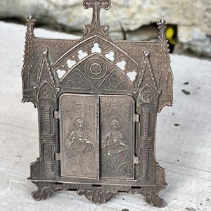 Antikt litet gotiskt resealtare i patinerad metall – Miniatyrtriptyk av Jesu och Marias heliga hjärta –