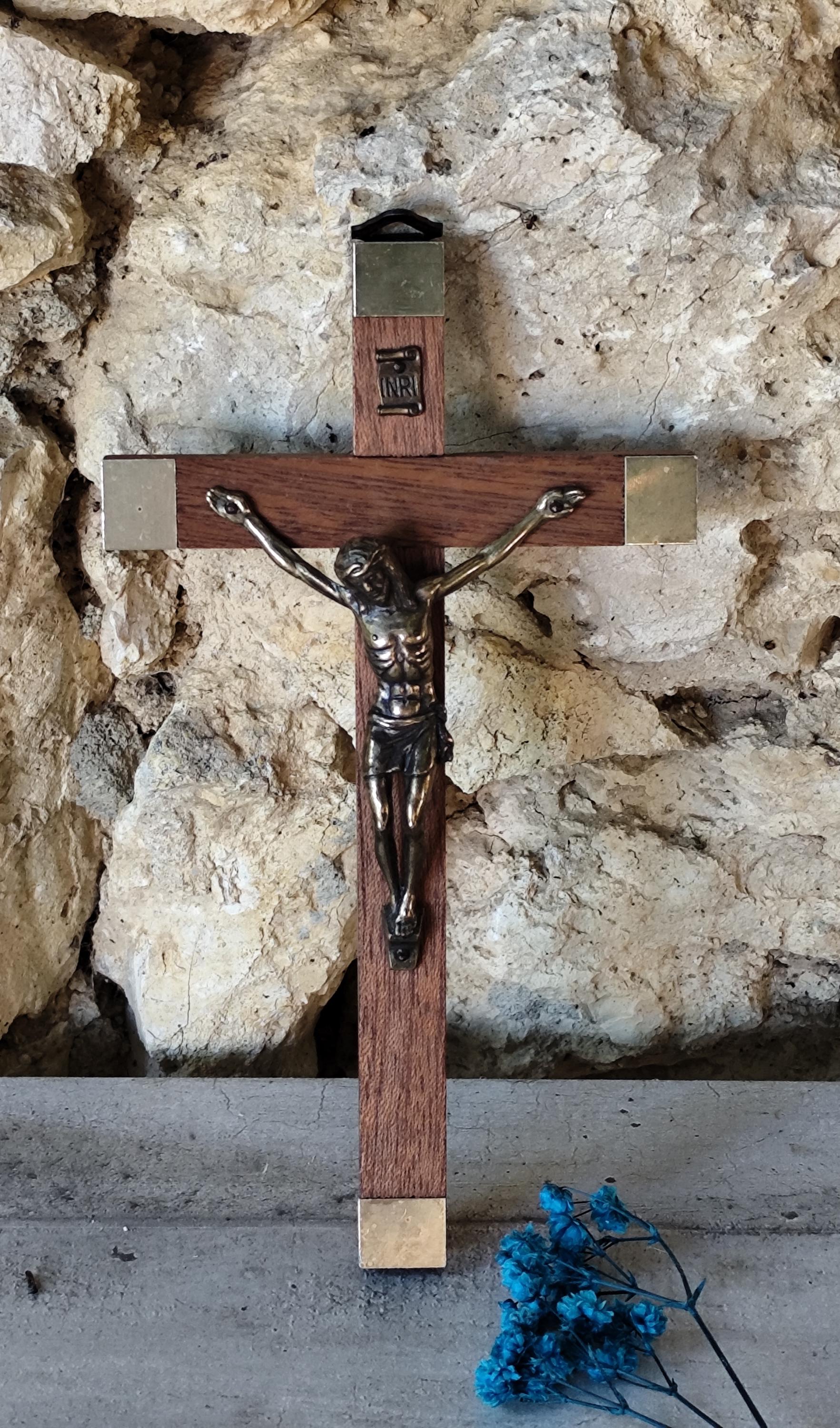 Crocifisso da parete, design moderno, in legno grezzo, corpo di Cristo in metallo argentato, 25 cm