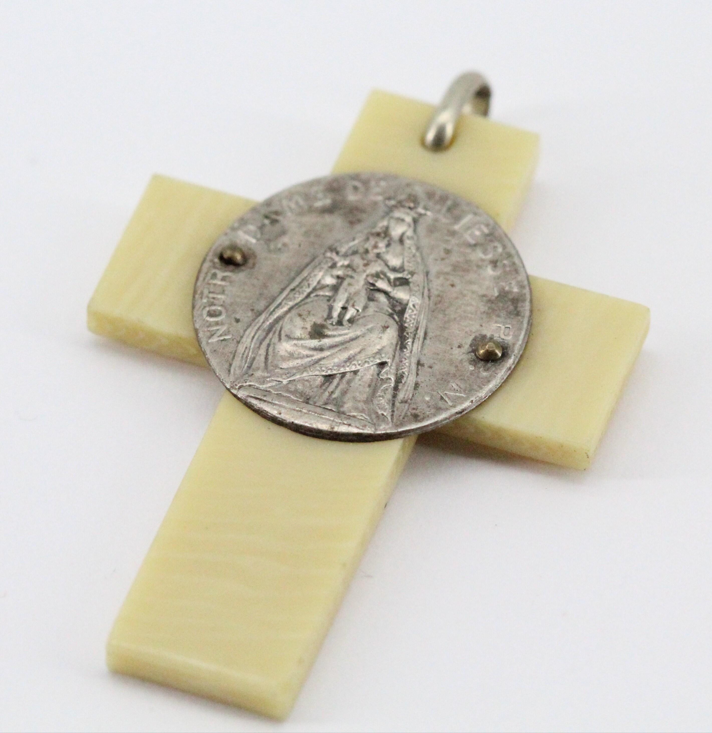 Rare Croix Bakélite Notre Dame de Liesse
