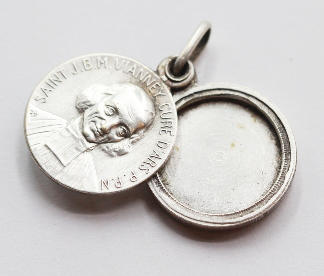 Ancienne Médaille Relique Saint Jean Vianney