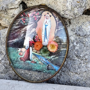 Französischer Vintage Lourdes Gewölbter Rahmen Globus Reliquiar Anhänger - Bernadette Soubirous - Vintage Lourdes Souvenir - Religiöses Geschenk