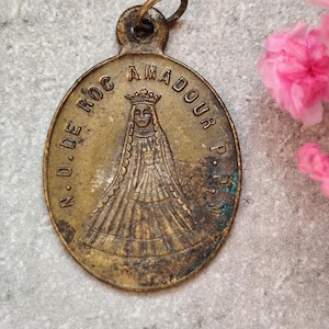 Rara medaglia religiosa antica della Madonna Nera, Nostra Signora di Rocamadour e Saint Amadouer pregano per noi in ottone