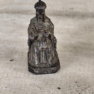 statue of the virgin mary and child