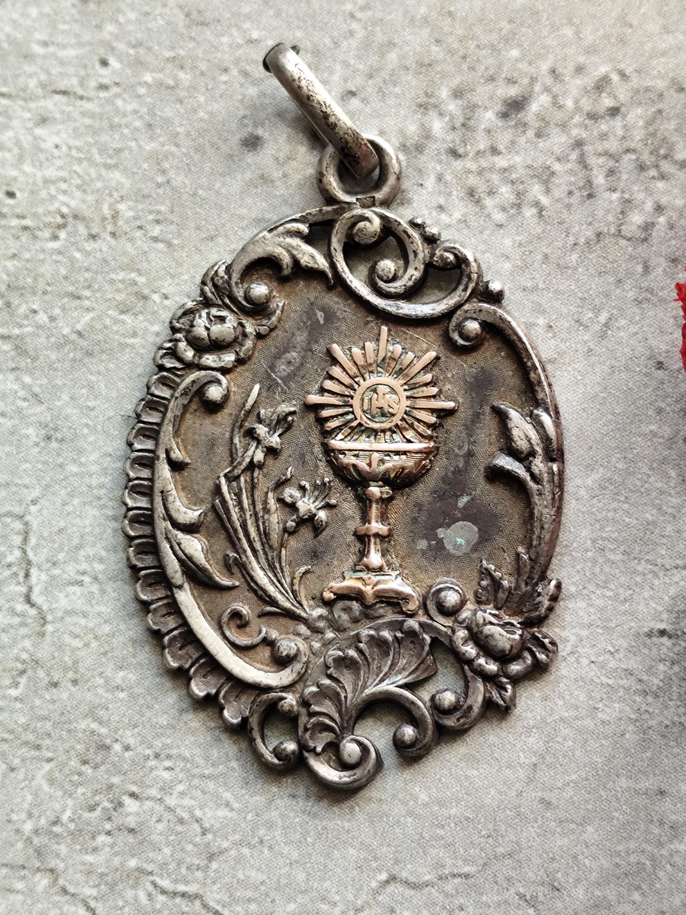 希少なアンティークのフランス製カトリックの宗教聖体拝領メダル、銀