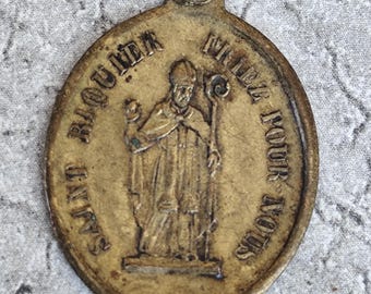 Antique religious medal of Saint Riquier — Vintage bronze pendant