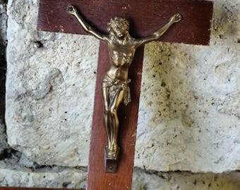 イエス・キリストの磔刑を描いた、珍しい大きな木と金属でできた壁掛け