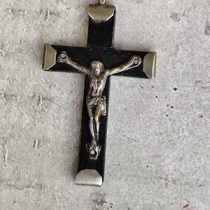 Pendentif Croix En Métal Doré Et Noir - Années 1970 - Occasion Avec Traces D'âge