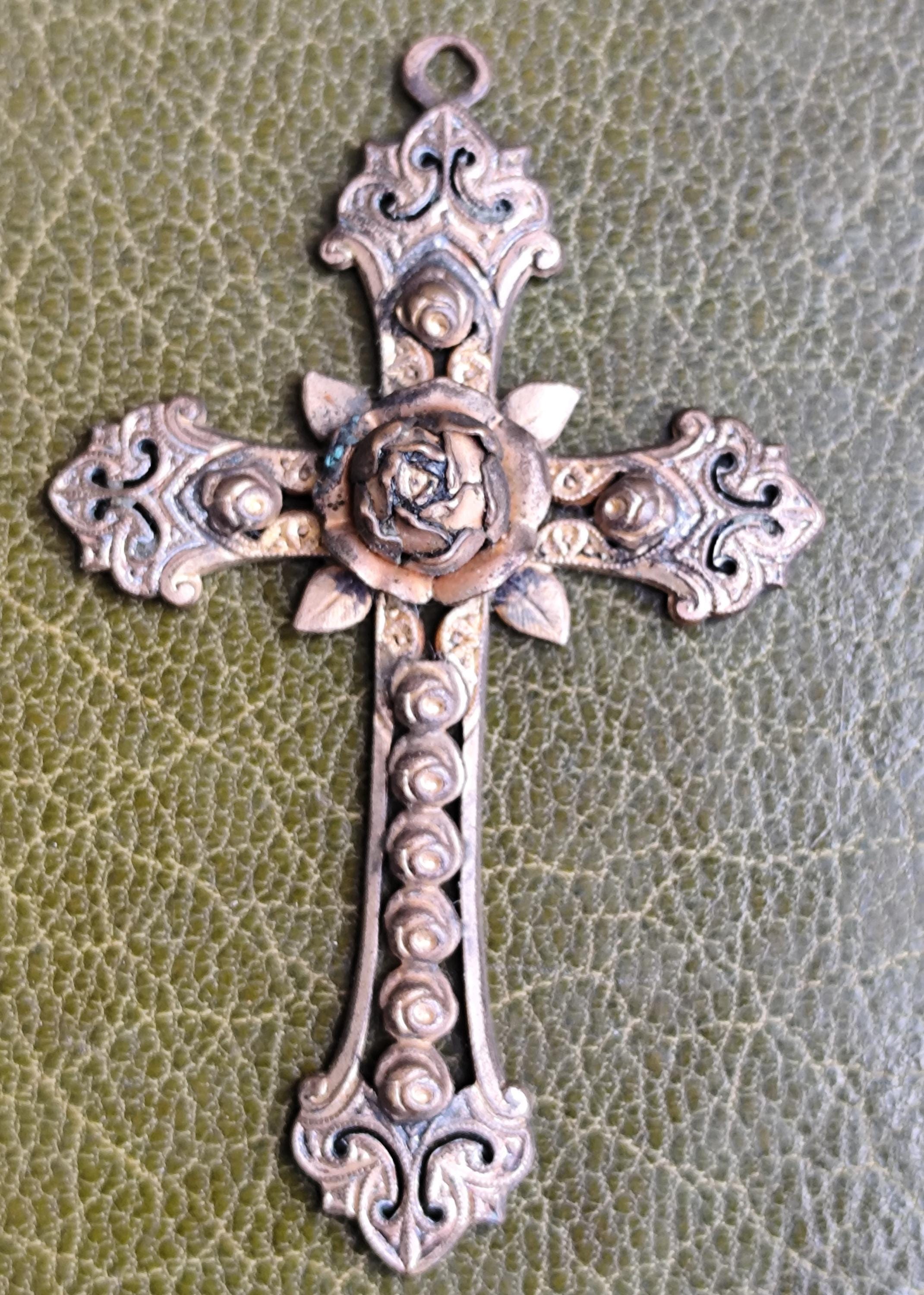 Grande Croix Religieuse Ancienne En Cristal Rose Avec Décors De Chêne - Occasion