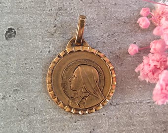 Zeldzame antieke religieuze medaille van Sint Thérèse van Lisieux, verguld.