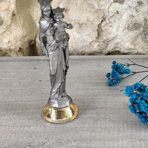 statue of the virgin mary and child