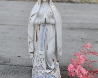 Estatua religiosa antigua de la Virgen María en porcelana