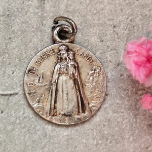 Rara medalla religiosa antigua Nuestra Señora de la Buena Guardia redonda en color plata