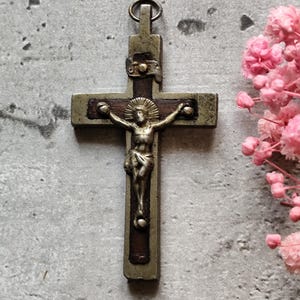 アンティークのフランスの宗教的な十字架。銀メッキと木製で、聖イエス・キリストの体が付いています。