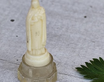 Antigua estatua religiosa de plástico de Santa Teresita