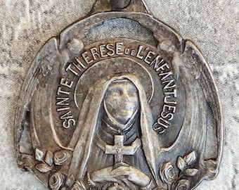 Antieke religieuze medaille, Heilige Thérèse van het Kind Jezus, verzilverd metaal