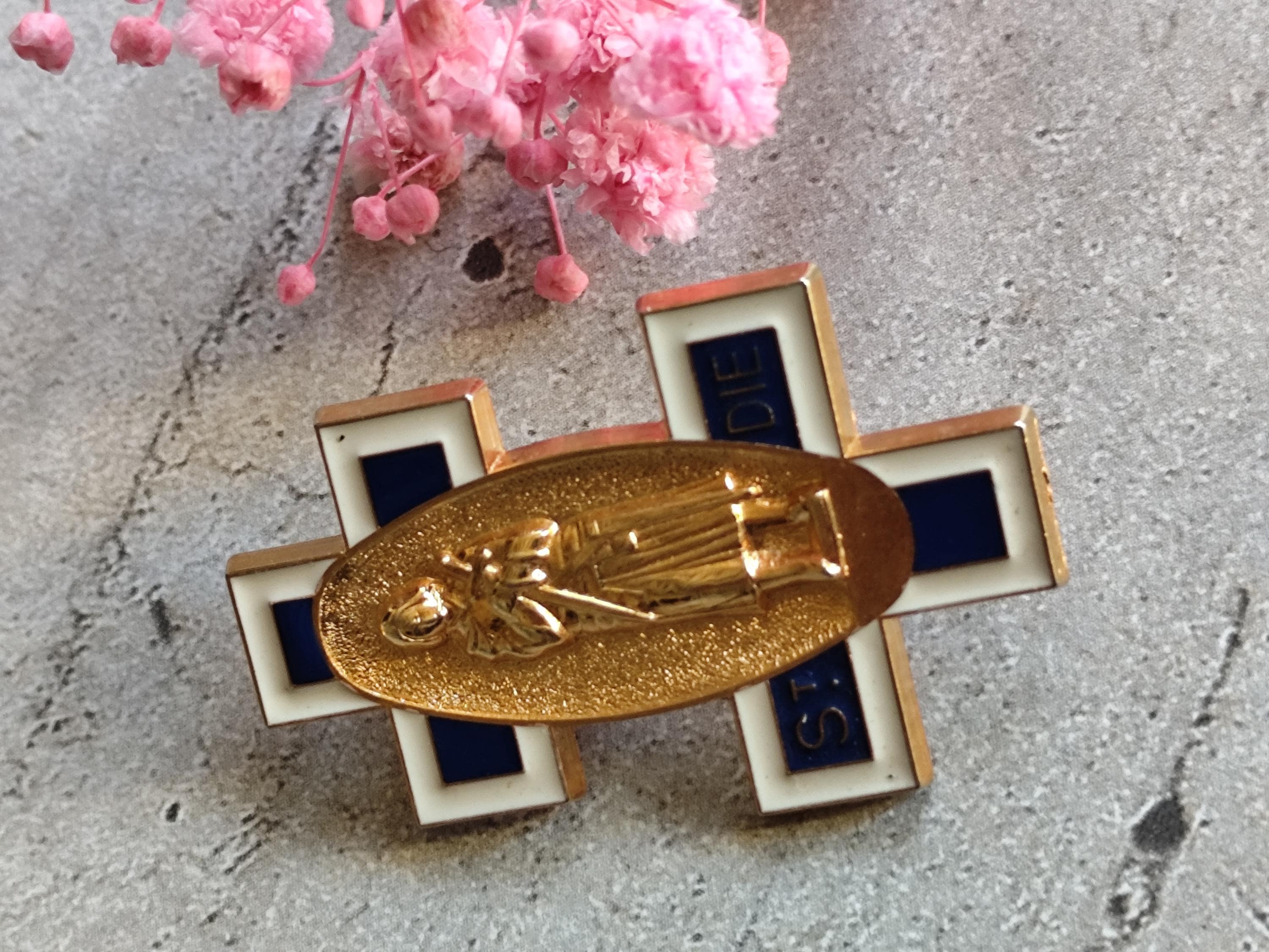 Broche Ancienne Décor Jeanne D'Arc - Plaqué Or - Petite Taille - Occasion