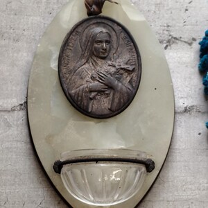 Antigua pila de Santa Teresa de Lisieux en mármol