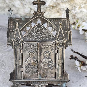 Forntida gotiskt oratorium • Miniatyraltare • Dörröppning • Religiös konst i vintagestil • Katolsk andakt