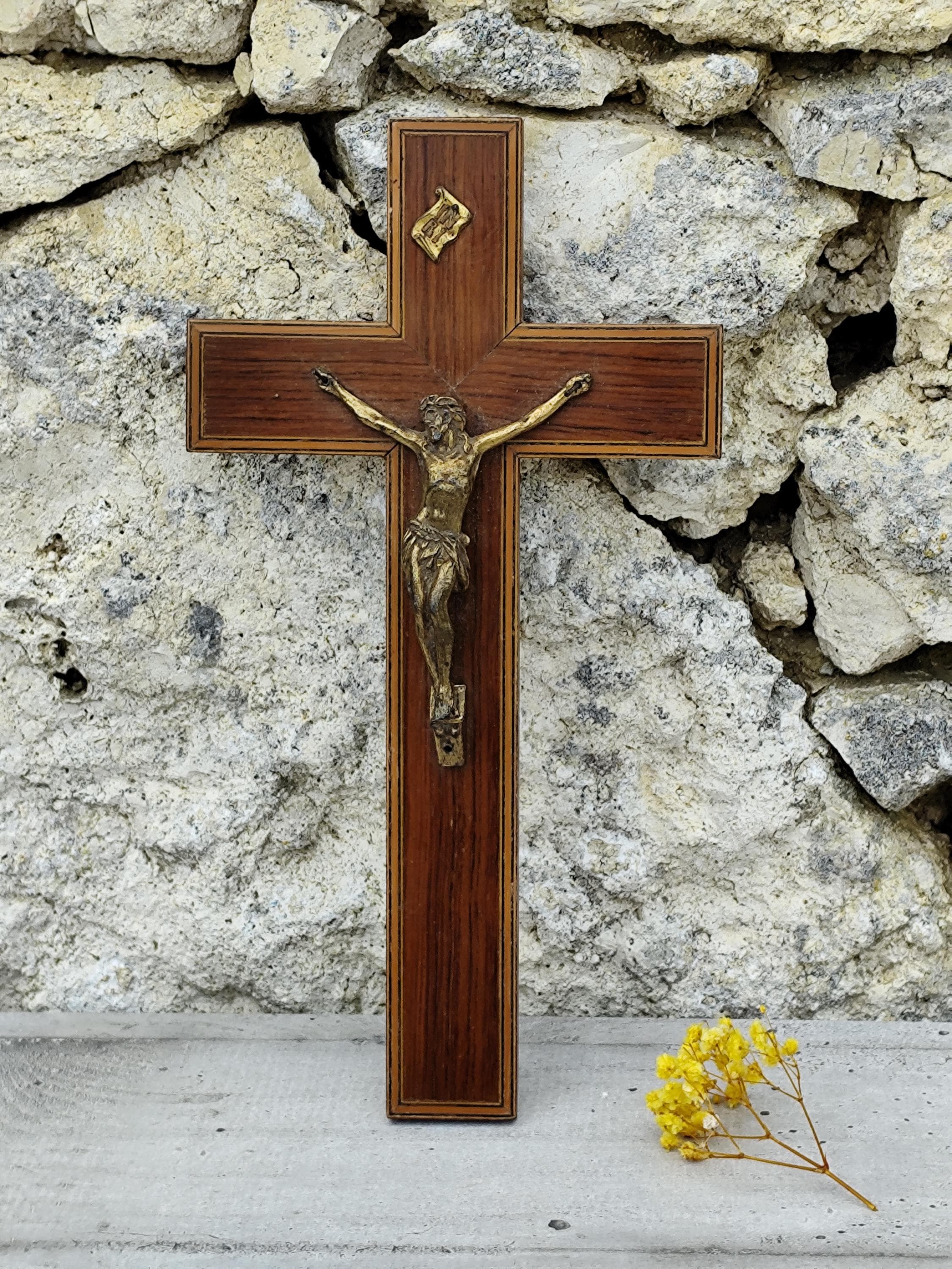 Roman Croce Da Parete Cardinale - Altezza 25.4 Cm, Mix Di Resina E Pietra, Colori Rosso, Verde E Grigio, Decorazione Religiosa Per Casa E Memoriale