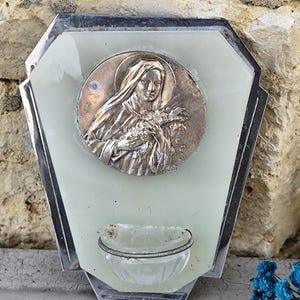 Antigua pila de Santa Teresa de Lisieux en mármol