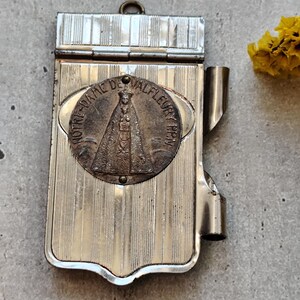 Antiguo cornal de baile con medalla de Notre Dame de Valfleury firmada Karo